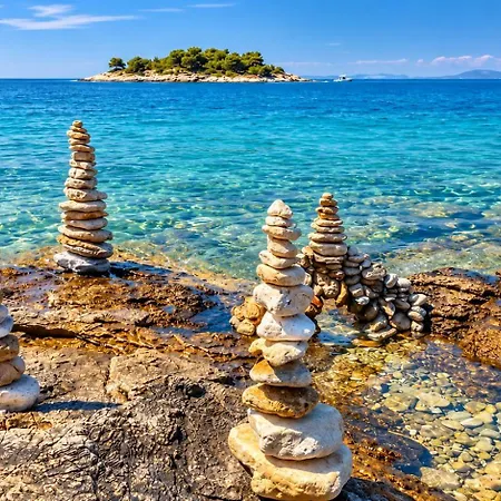 Apartamento Ana - Wake Up To The Sea, Balcony, Terrace, Garden & Parking, - Dalmatia